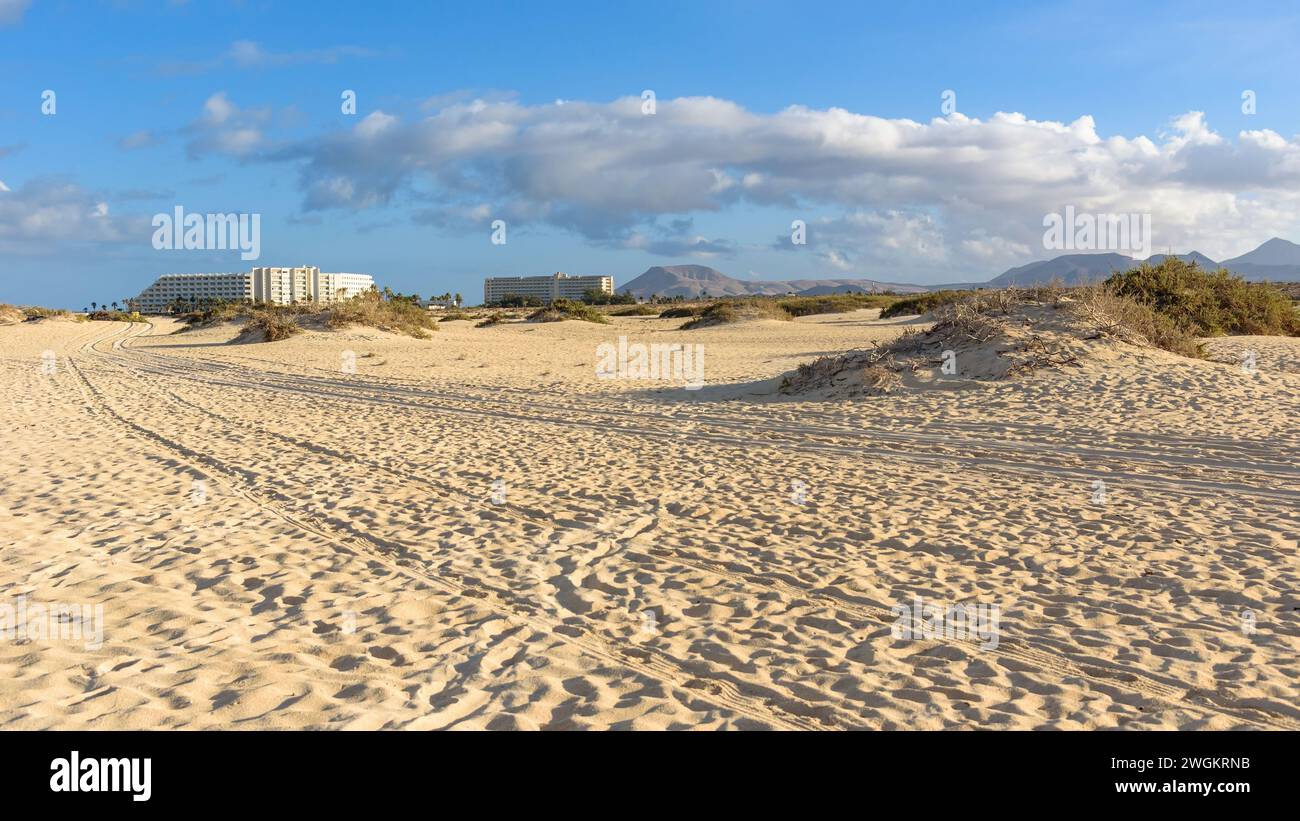 View of luxury hotels amongst the sand dunes in Corralejo on Fuerteventura, Canary Islands, Spain Stock Photo