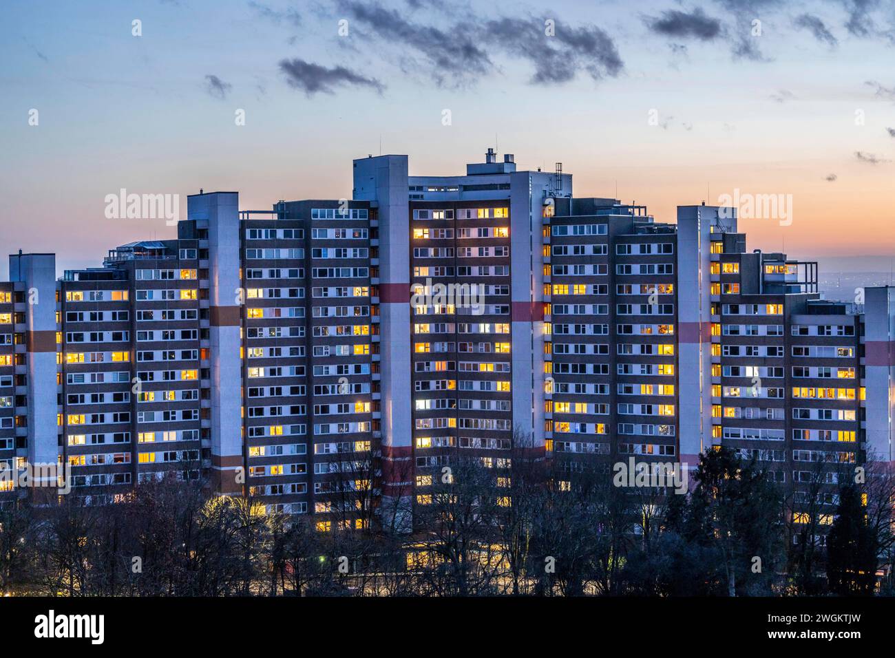 Hochhäuser im Wohnpark Bensberg, Bergisch-Gladbach, 18 stöckige Wohnsiedlung mit über 900 Wohnungen auf 7 Gebäudekomplexe verteilt, Abenddämmerung, beleuchtete Fenster, NRW, Deutschland Hochhaussiedlung *** High-rise buildings in the Bensberg residential park, Bergisch Gladbach, 18-storey housing estate with over 900 apartments spread over 7 building complexes, dusk, illuminated windows, NRW, Germany High-rise housing estate Stock Photo