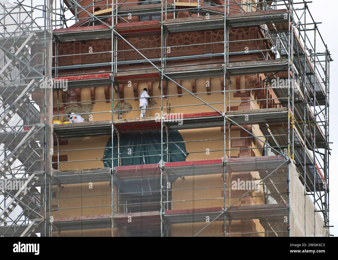 Scaffolded tower of the Protestant St. Catherine's Church with construction workers, Germany, Hesse, Frankfurt am Main Stock Photo