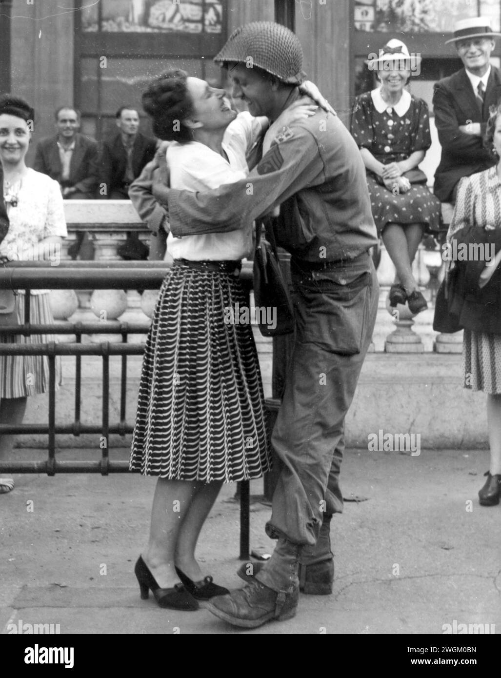 26 August, 1944. Sgt. Kenneth Averill, of the 4th Signal Co., 4th Div., gets his welcome personally from a Parisian girl when his unit, with other French and American forces, enters the main section of the French capital Stock Photo