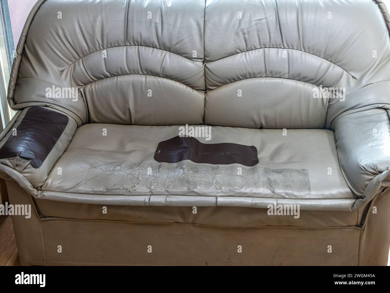 Used leather armchair hires stock photography and images Alamy