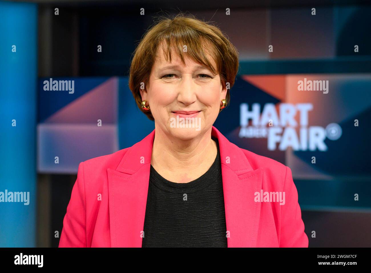 Hildegard Mueller, Praesidentin des Verbandes der Automobilindustrie VDA, hart aber fair Polittalk, TV, Format, mit Moderator - Louis Klamroth, Das Erste, 05.02. 2024, Foto: HMB Media/Uwe Koch *** Hildegard Mueller, President of the German Association of the Automotive Industry VDA , hart aber fair Polittalk, TV, format, with presenter Louis Klamroth, Das Erste, 05 02 2024, Photo HMB Media Uwe Koch Copyright: HMBxMedia/UwexKoch Stock Photo