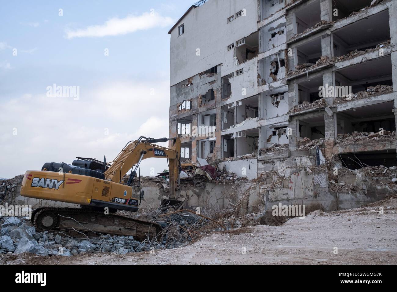 Hatay, Turkey. 05th Feb, 2024. Debris removal efforts continue a year after the earthquake. On February 6, 2023, a magnitude 7.8 earthquake occurred in southern Turkey, followed by another magnitude 7.5 tremor just after noon. More than 50,000 people lost their lives in the earthquake that caused great destruction in 11 cities of Turkey. (Photo by Bilal Seckin/SOPA Images/Sipa USA) Credit: Sipa USA/Alamy Live News Stock Photo