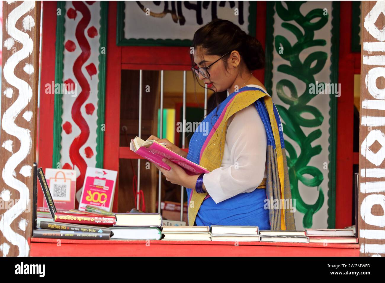 Dhaka, Wari, Bangladesh. 5th Feb, 2024. Visitors read books at the