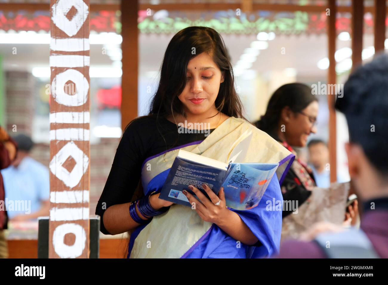 Buchmesse in Dhaka Visitors read books at the national book fair named Ekushey Boi Mela in Dhaka. Every year, Bangla Academy organizes the national book fair at Dhaka University area. This book fair is the largest in Bangladesh and it runs for the entire month of February. Dhaka, Bangladesh, February 6, 2024. Dhaka Dhaka District Bangladesh Copyright: xHabiburxRahmanx Stock Photo