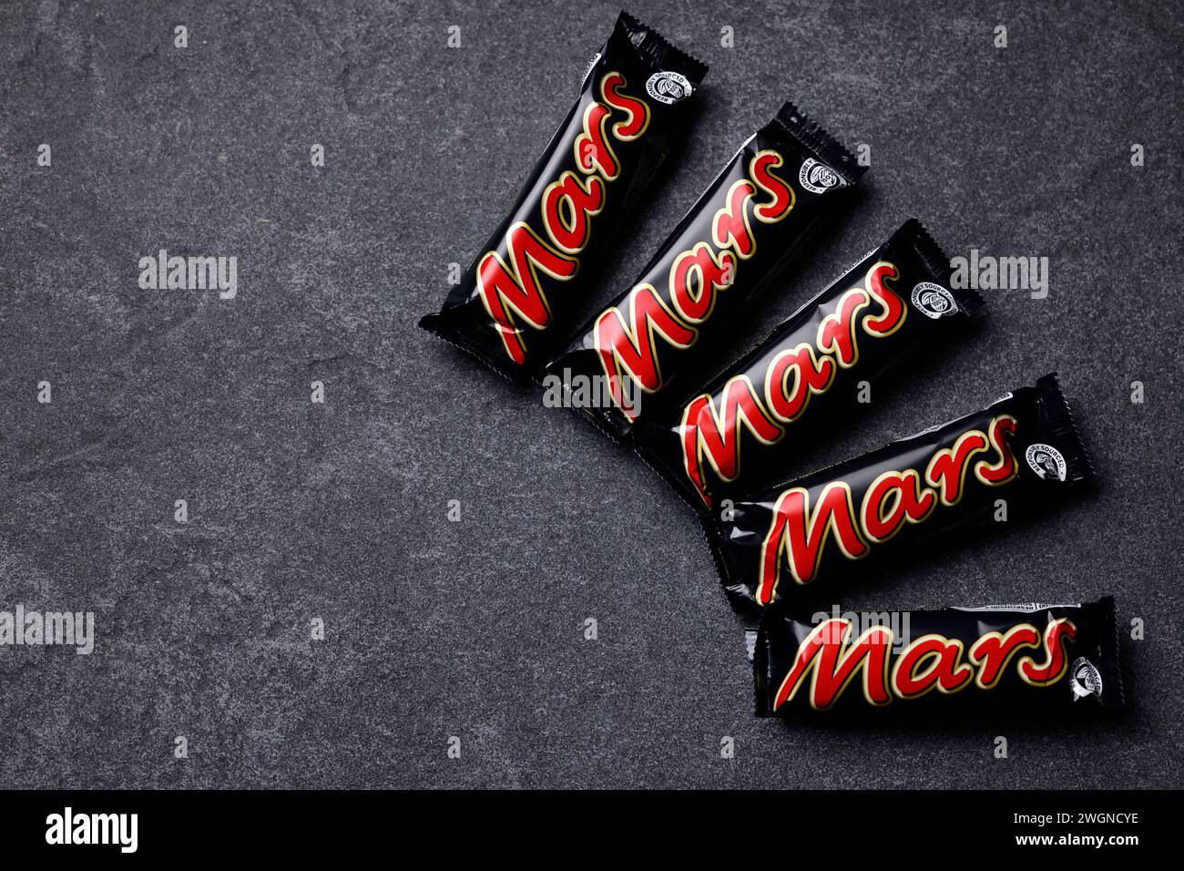 Ein Mars-Schokoriegel liegt auf einer Steinplatte. Mars ist ein von Mars Incorporated hergestellter mit Schokolade überzogener Karamellriegel. Er besteht aus Candycreme mit einer darüber liegenden Schicht Karamell, umgeben von Milchschokolade. Nach einem längeren Streit stehen wohl bald wieder Mars-Produkte in den Regalen der Supermarktkette Edeka. Themenbild, Symbolbild Köln, 06.02.2024 NRW Deutschland *** A Mars chocolate bar lies on a stone slab Mars is a chocolate-coated caramel bar produced by Mars Incorporated It consists of candy cream with a layer of caramel on top, surrounded by milk Stock Photo