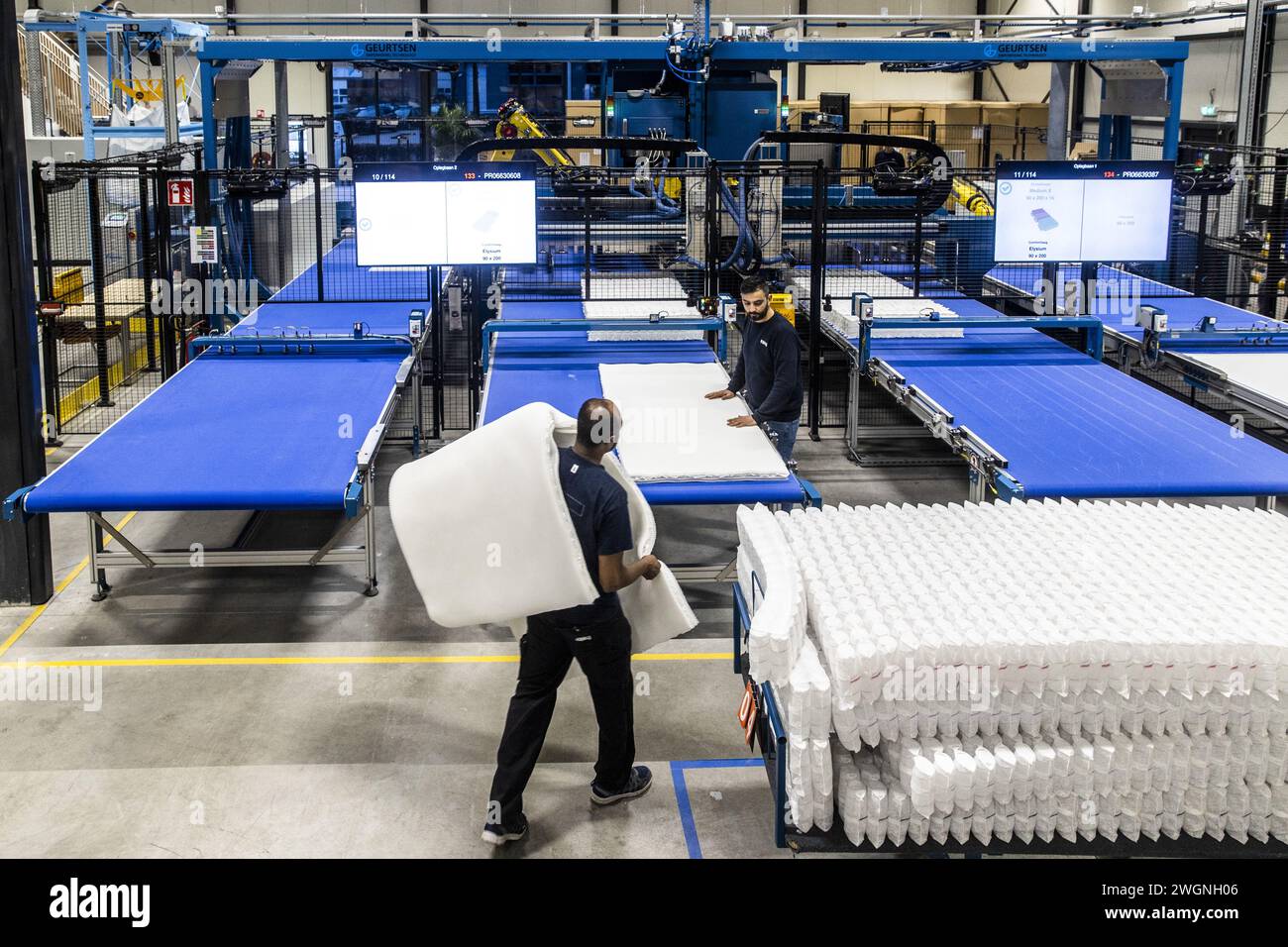 DEVENTER - The production of circular mattresses in a new Auping factory. In the new factory, the bed manufacturer only makes mattresses whose materials can be reused several times for new mattresses. ANP VINCENT JANNINK netherlands out - belgium out Stock Photo