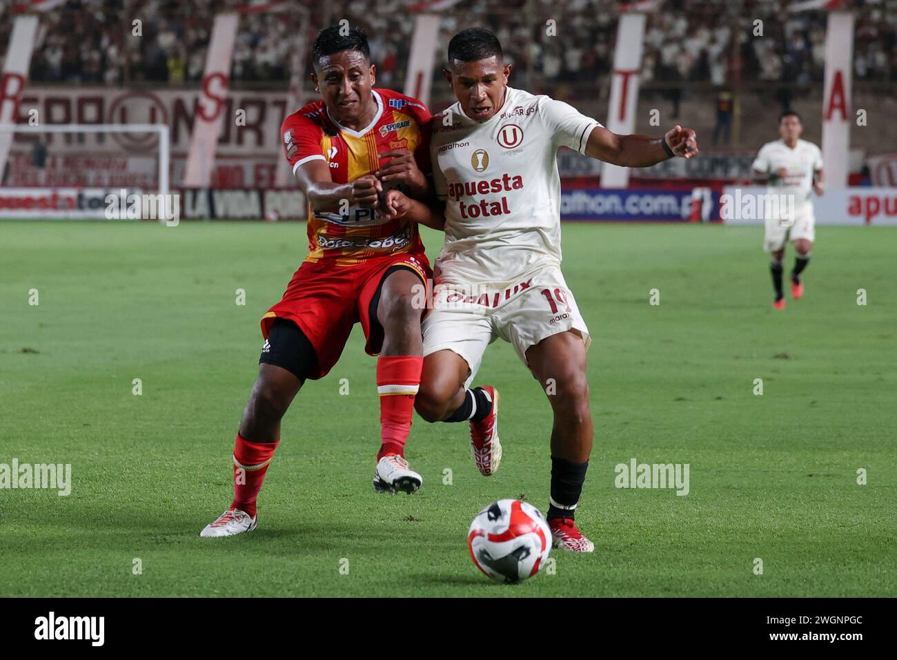 Edison Flores of Universitario de Deportes and Jeremy Rostaing of Atletico Grau during the Torneo Apertura Liga 1 Apuesta Total 2024 match between Universitario de Deportes and Atletico Grau played at Monumental Stadium on February 4, 2024 in Lima, Peru. (Photo by Miguel Marrufo / PRESSINPHOTO) Stock Photo