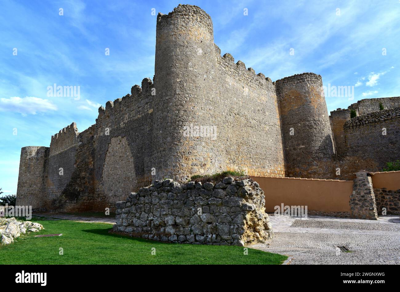 Urueña, medieval walled town, castle (13th century). Conjunto Historico-Artistico. Valladolid province, Castilla y Leon, Spain. Stock Photo