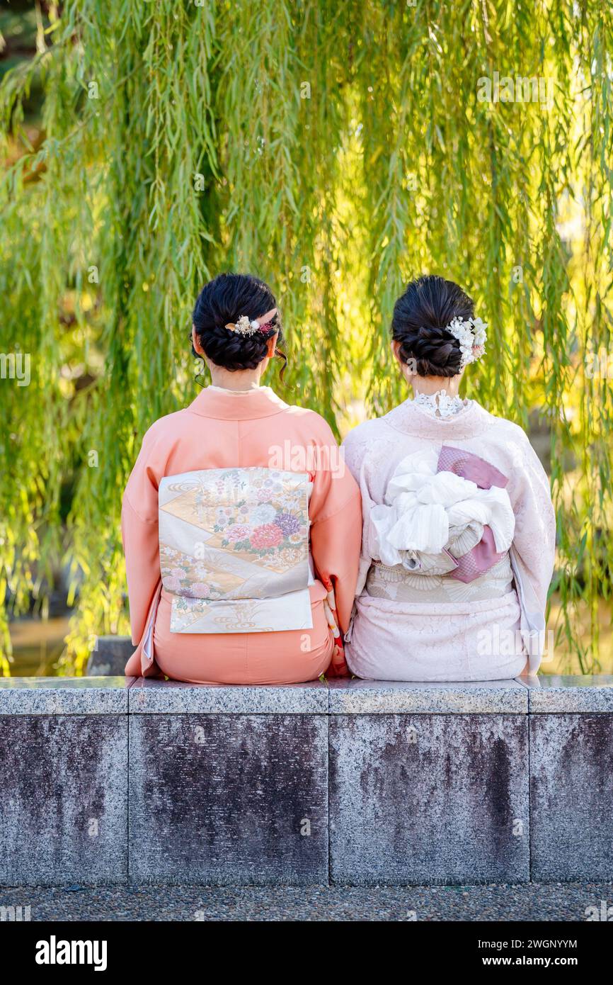 Two japanese women wearing kimono hi-res stock photography and images ...