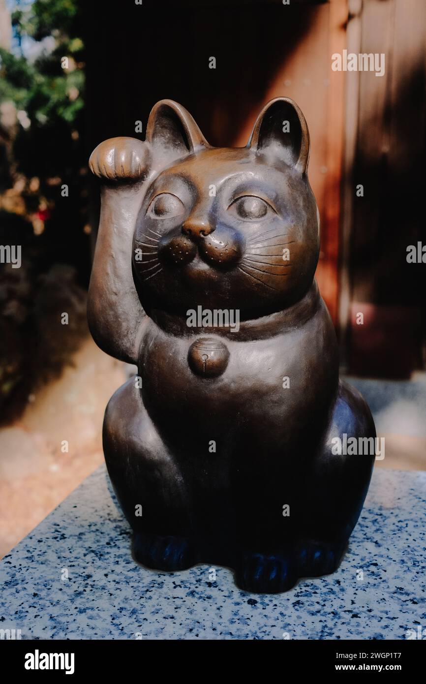 Maneki Neko statue, Gotokuji shrine, Tokyo, Japan Stock Photo - Alamy