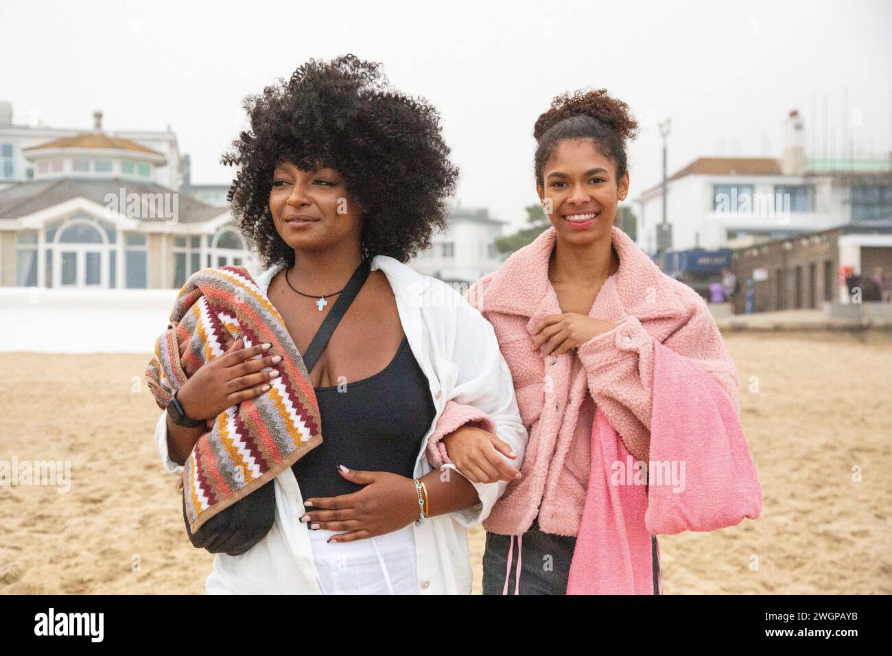 Mixed race family beach hi-res stock photography and images - Alamy