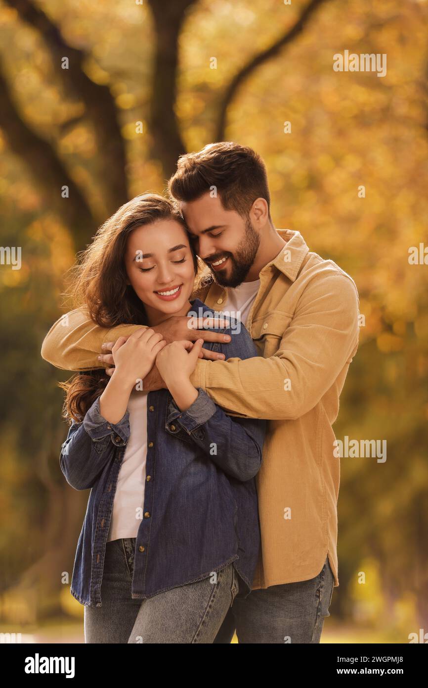 Beautiful young couple hugging hi-res stock photography and images - Alamy