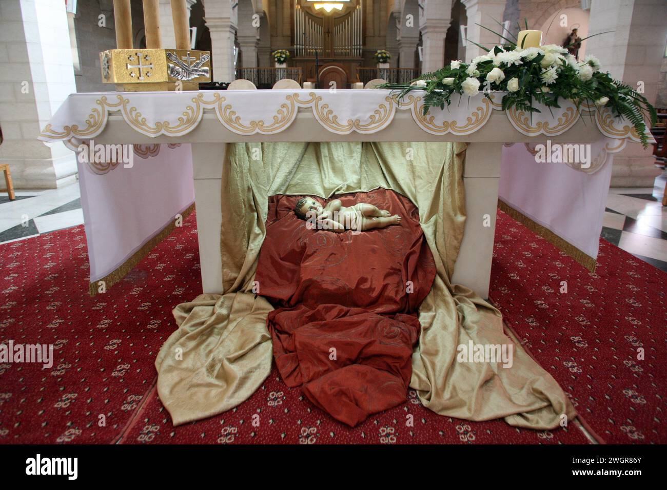 Figure jesus main altar church hi-res stock photography and images - Alamy