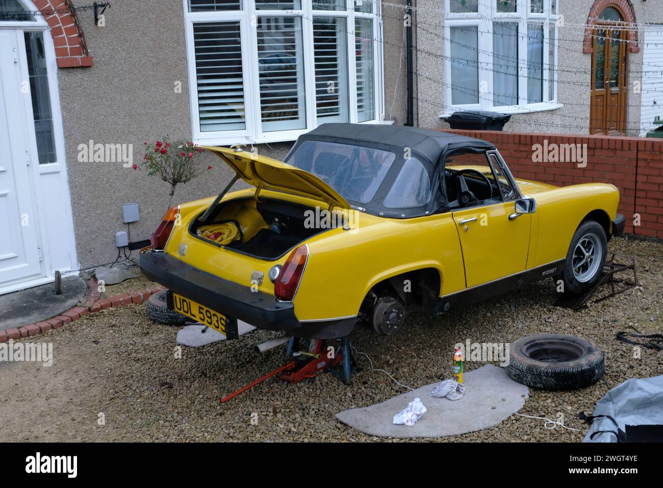 Car servicing repairs hi-res stock photography and images - Alamy