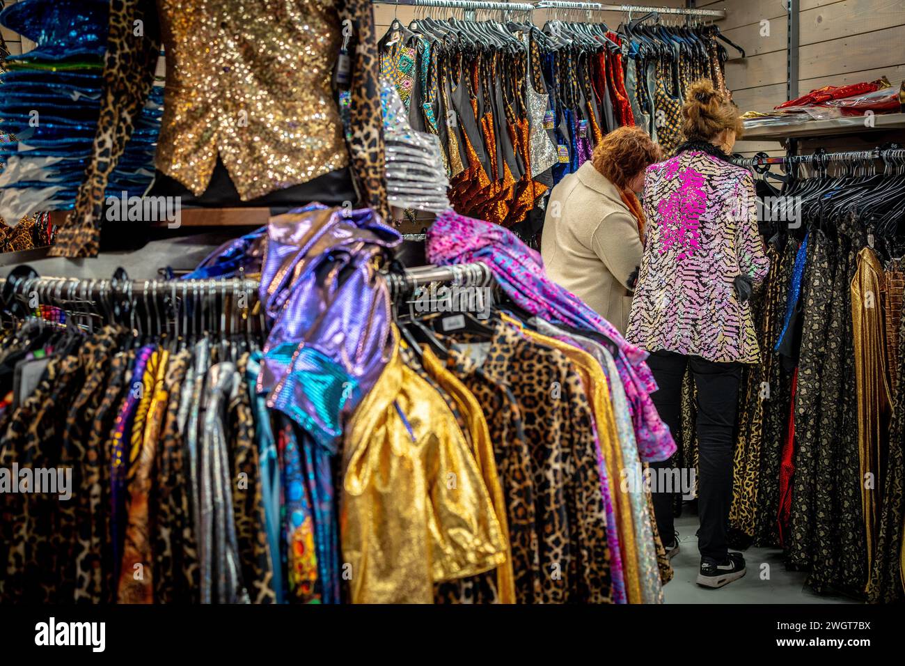 DEN BOSCH - Busy in a party shop with carnival clothing. In the run-up to the party, carnival revelers are busy putting together their outfits. ANP KJELL HOEXUM netherlands out - belgium out Stock Photo
