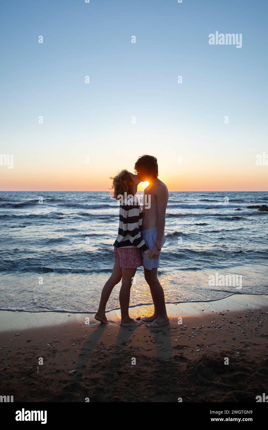Guy girl sunset kissing in hi-res stock photography and images - Alamy