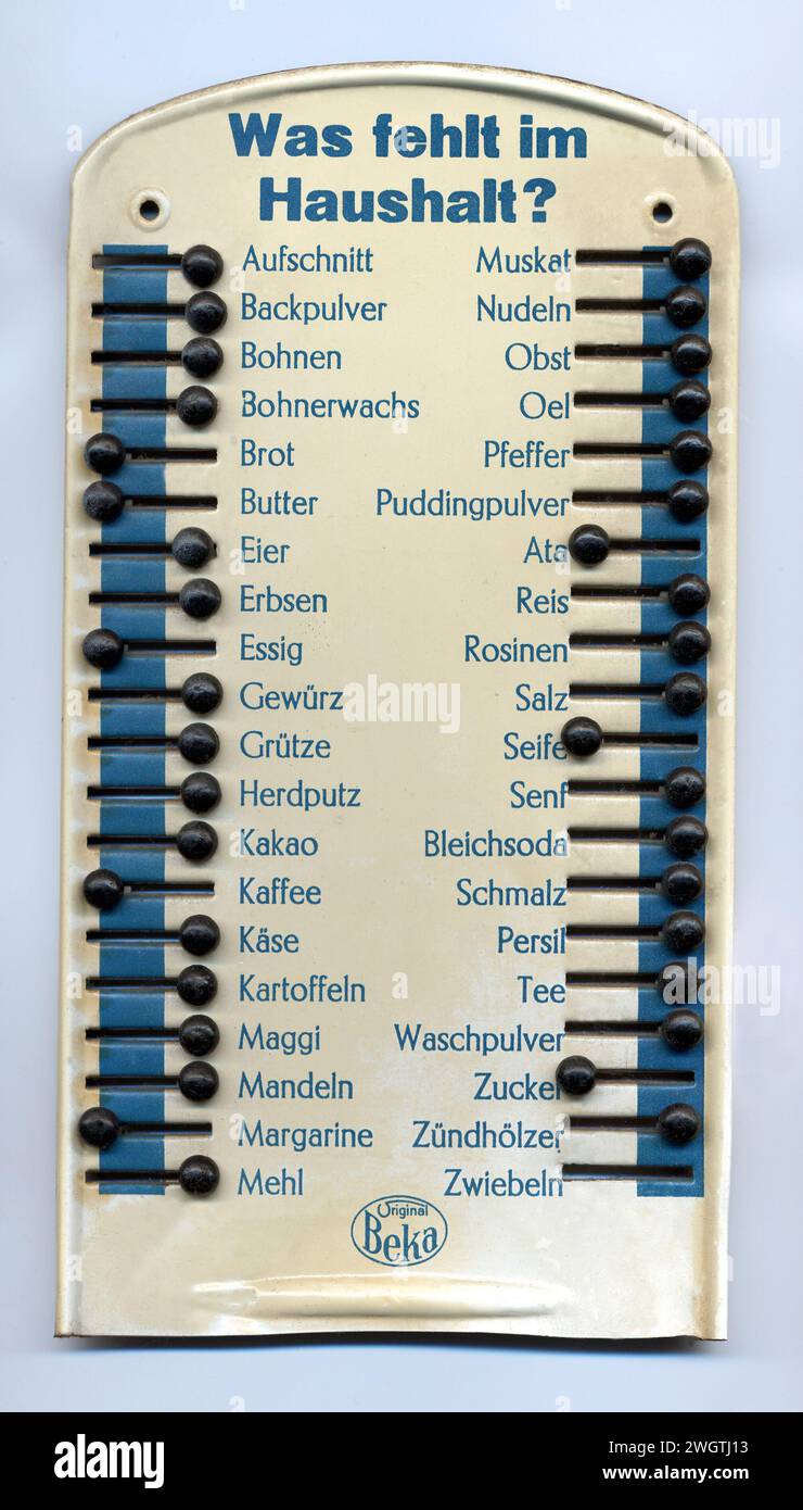 Europa, Deutschland, Einkaufsplaner,  ' Was fehlt im Haushalt ? ' Erinnerungshilfe fürdie Hausfrau , aus Blech ,  1930er / 1940er  Jahre  ? ,  '  Original Beka '  .   /   Europe, Germany, purchasing aid  ( shopping list ) , it is a help for the housewife , made by metal, 1930th - 1940th ?  , ' Original Beka ' . Stock Photo