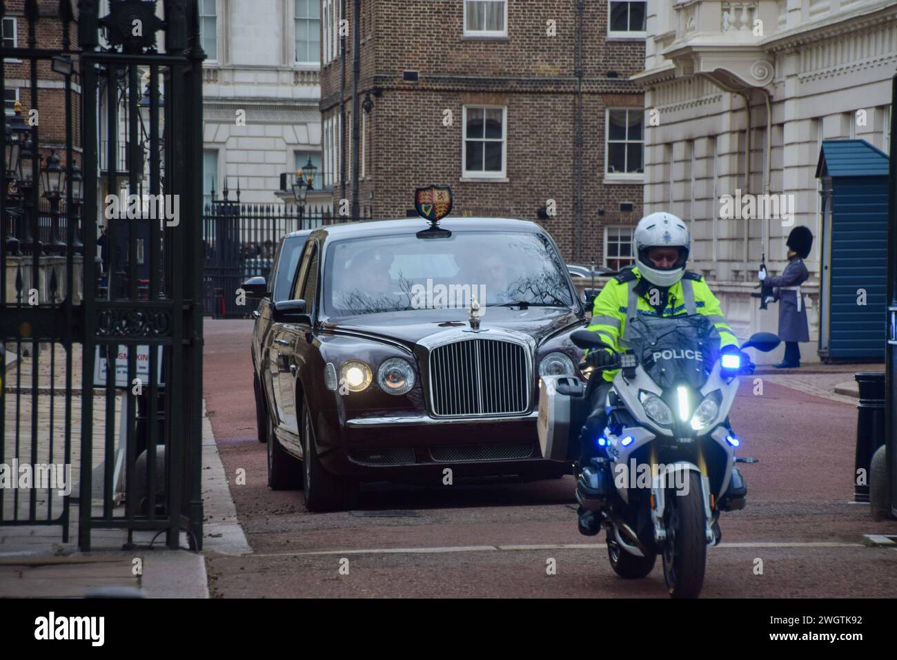 London, England, UK. 6th Feb, 2024. KING CHARLES III leaves Clarence House after a visit from Prince Harry, following the announcement that the King has been diagnosed with cancer. (Credit Image: © Vuk Valcic/ZUMA Press Wire) EDITORIAL USAGE ONLY! Not for Commercial USAGE! Stock Photo