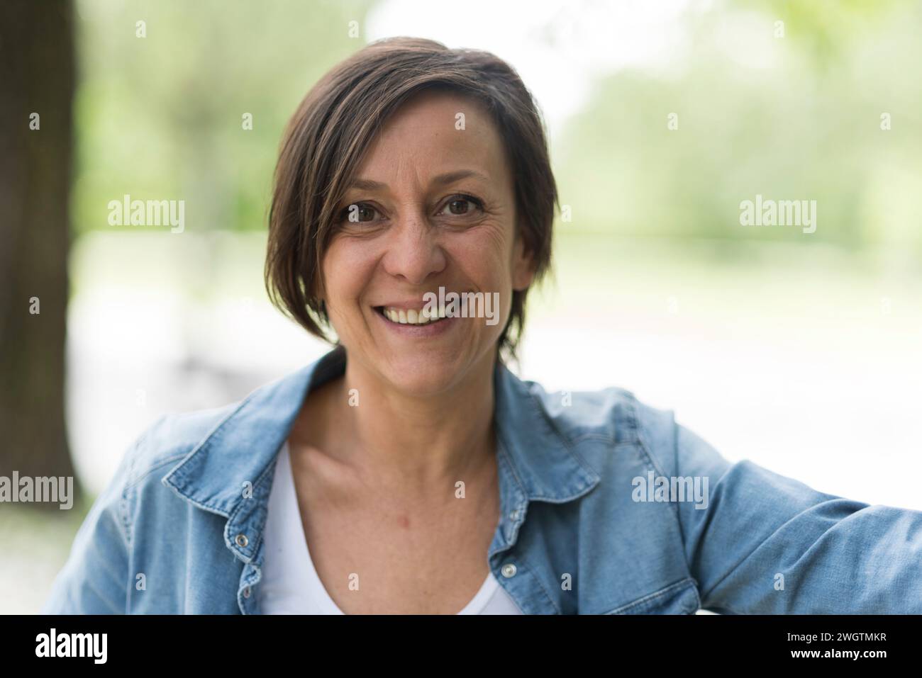 Portrait woman outdoors hi-res stock photography and images - Alamy