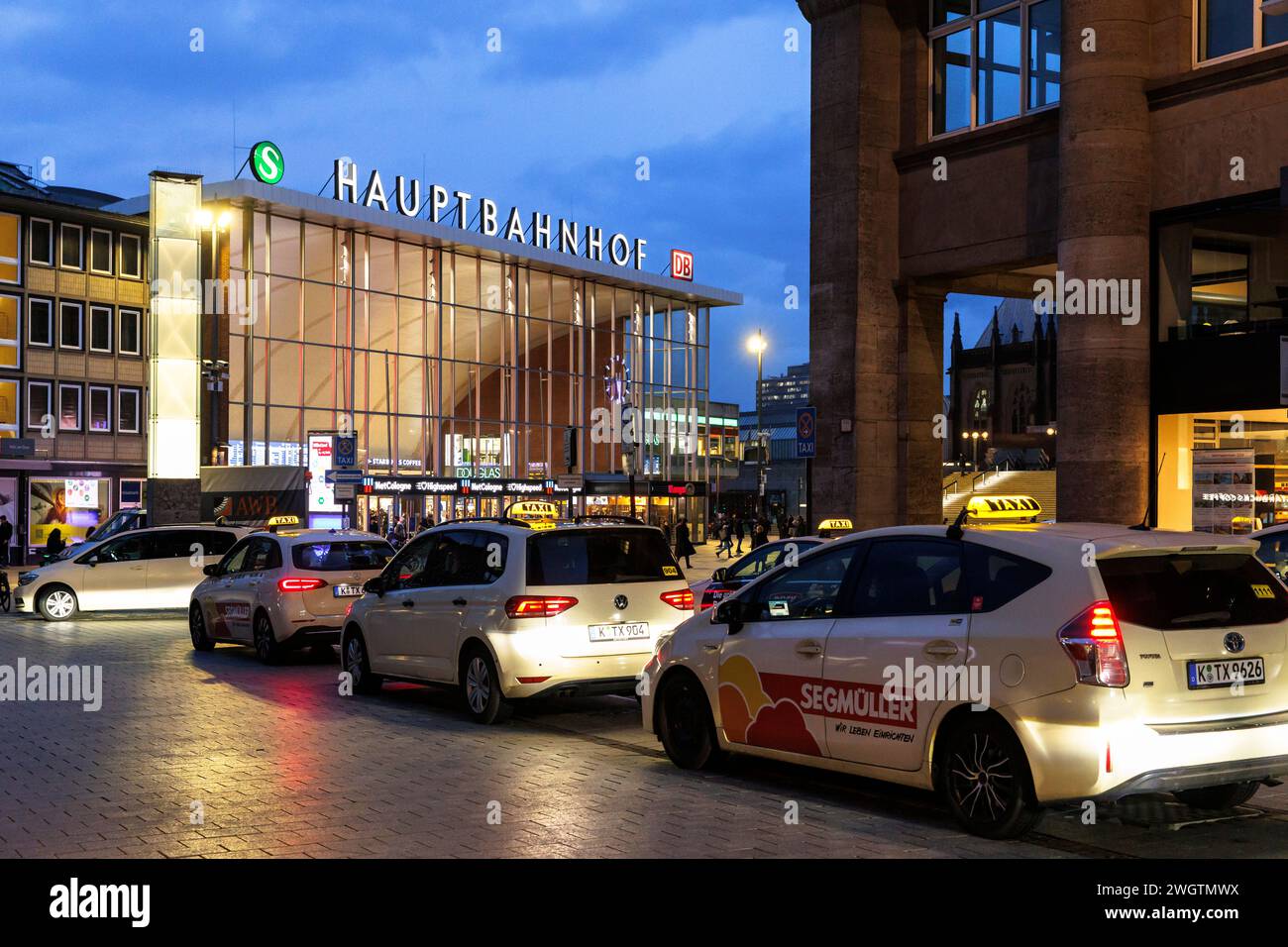 taxi cabs stands at the square in front of the central station, Cologne, Germany. Taxis am Bahnhofsvorplatz, Hauptbahnhof, Koeln, Deutschland. Stock Photo