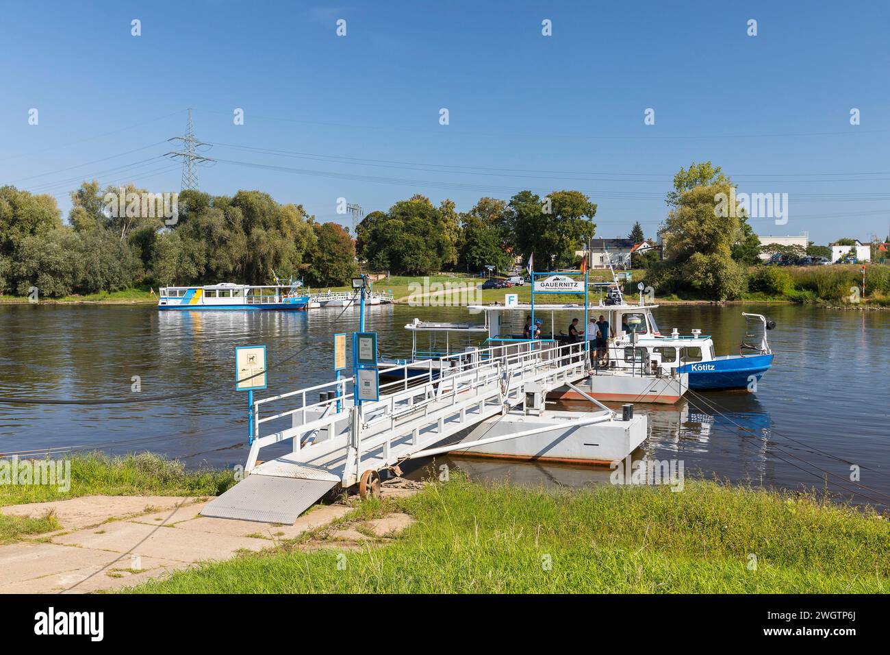 Fährschiff Kötitz am Fähranleger in Gauernitz, Elbfähre nach Coswig, im Hintergrund das Ausflugsschiff Bosel am Fähranleger in Coswig, Sachsen, Deutsc Stock Photo