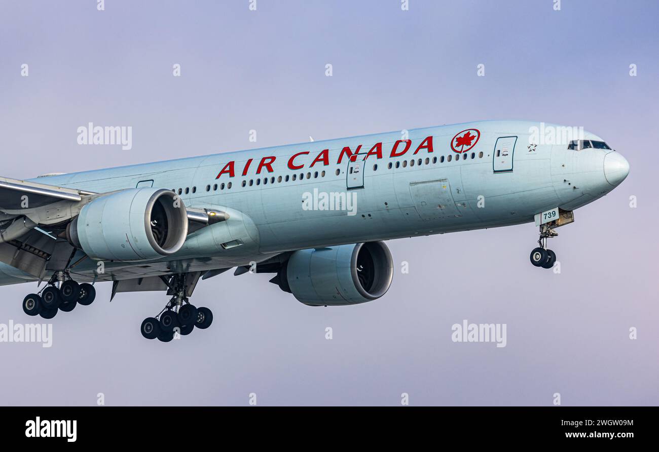 Eine Boeing 777-333(ER) von Air Canada befindet sich im Landeanflug auf den Flughafen Zürich. Registration C-FRAM. (Zürich, Schweiz, 14.01.2024) Stock Photo