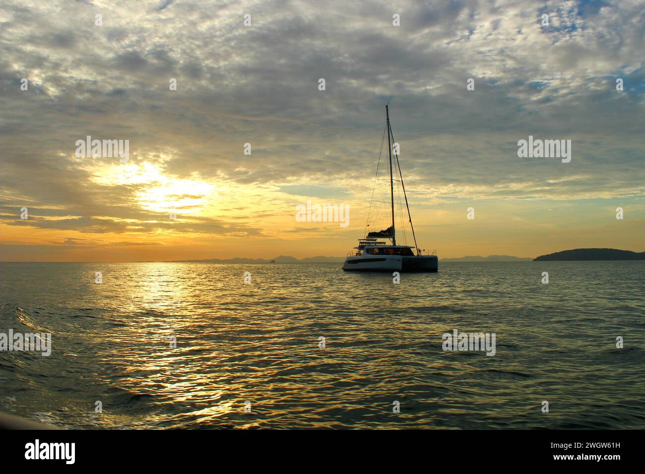 Sailing boat sunset background hi-res stock photography and images - Alamy