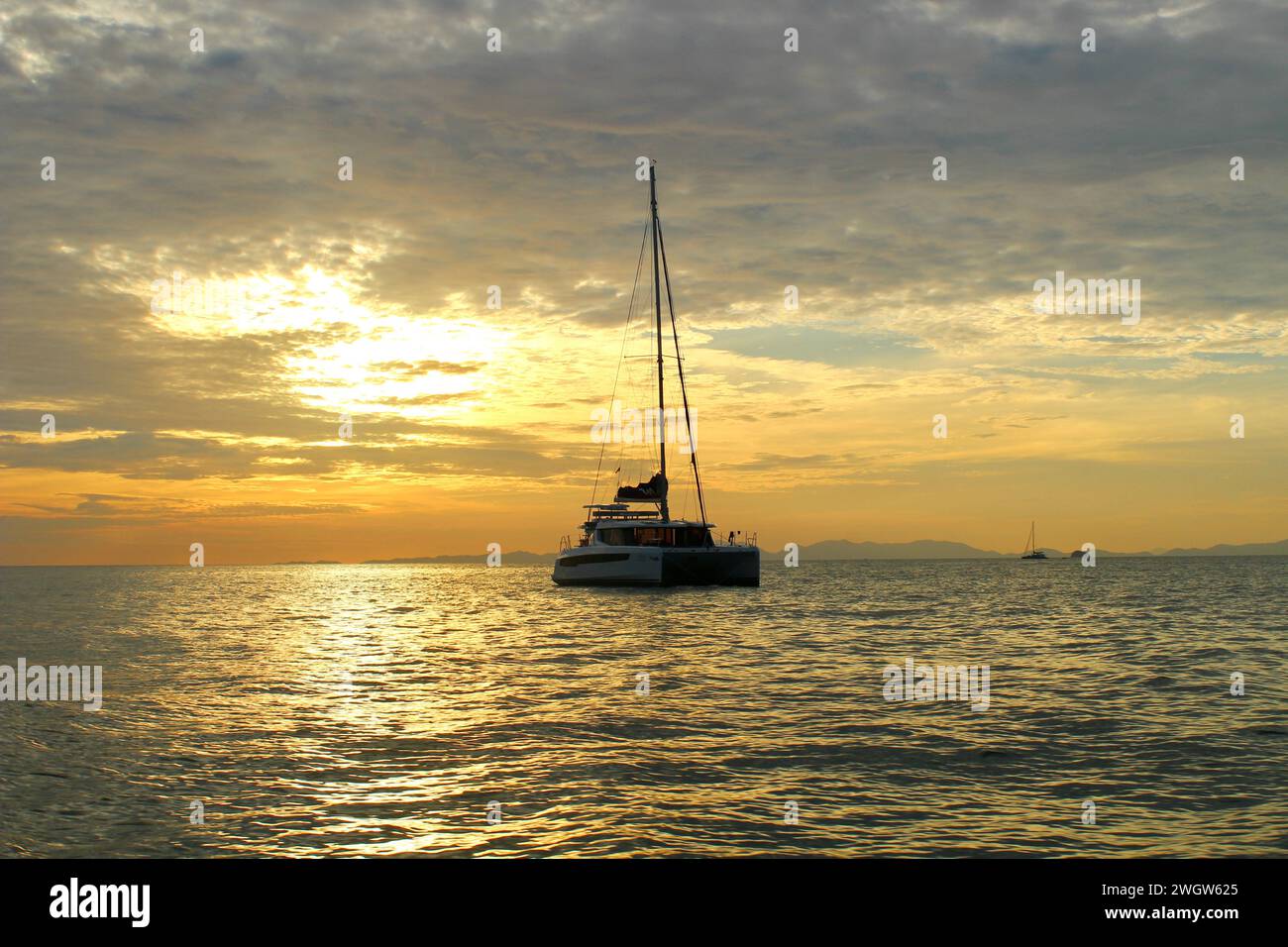 Sailing boat sunset background hi-res stock photography and images - Alamy