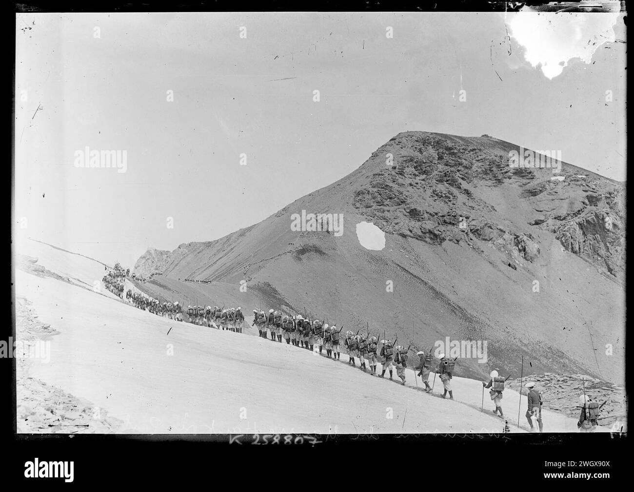 Ascension du Mourre Haut, près de Restefond par les soldats du 30e bataillon de chasseurs à pied en manoeuvres. Stock Photo