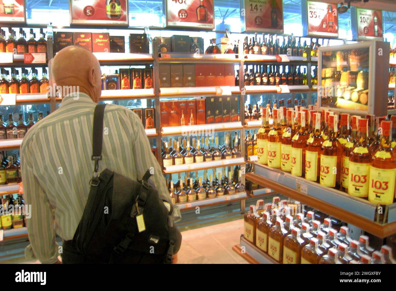 Schnaps Alkohol - hier gesehen im Yoe ty Free im Flughafengebäude in Rosario Fuerteventura am 29.01.2015 *** Booze alcohol seen here in the Yoe ty Free in the airport building in Rosario Fuerteventura on 29 01 2015 Stock Photo