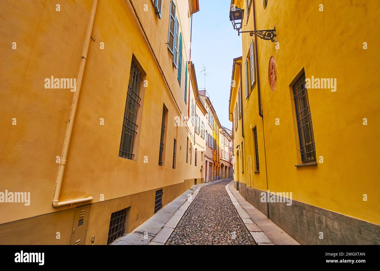 The tall houses along the narrow Vicolo Manzini in old Piacenza, Italy Stock Photo