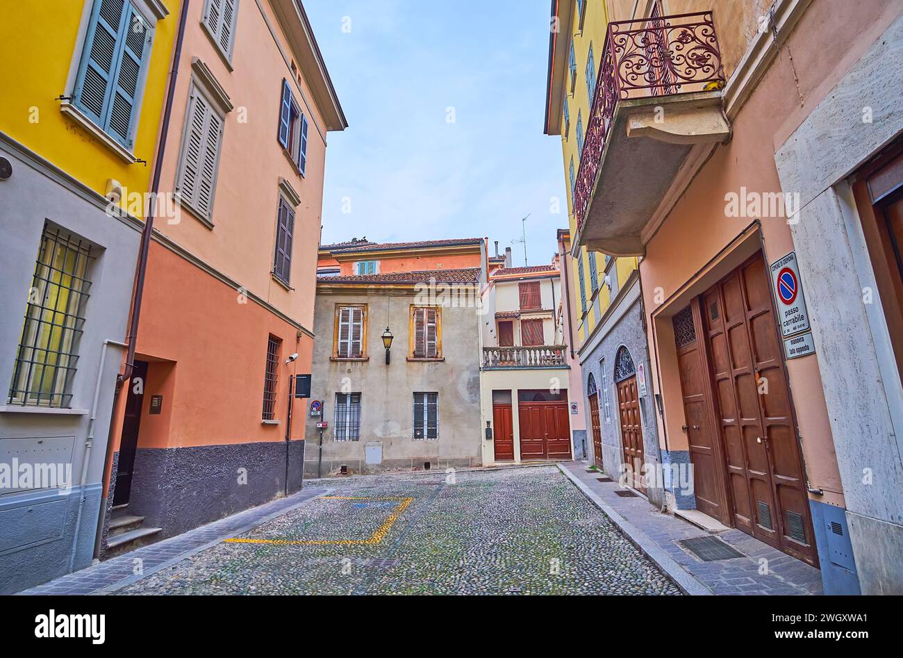 The narrow Vicolo Pertusio street in old town, Cremona, Italy Stock Photo