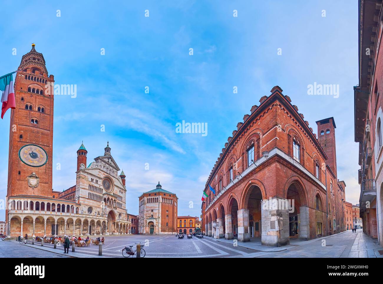 Panorama of Piazza del Comune with Town Hall building (Palazzo del Comune), Baptistery, Cathedral of Santa Maria Assunta with Torrazzo bell tower, dec Stock Photo