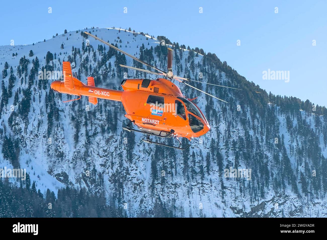 Rettungshubschrauber im Flug in den Bergen, Bergrettung, Notarzt, Hubschrauber, MD 902 Explorer, Kennung OE-XCC, Heli Austria, Schnee, Ski, Skigebiet Hochzeiger, Symbolbild, Feature, in Jerzens Tirol, am 18.12.2023 *** Rescue helicopter in flight in the mountains, mountain rescue, emergency doctor, helicopter, MD 902 Explorer, identification OE XCC, Heli Austria, snow, ski, Hochzeiger ski resort, symbol image, feature, in Jerzens Tirol , on 18 12 2023 Stock Photo