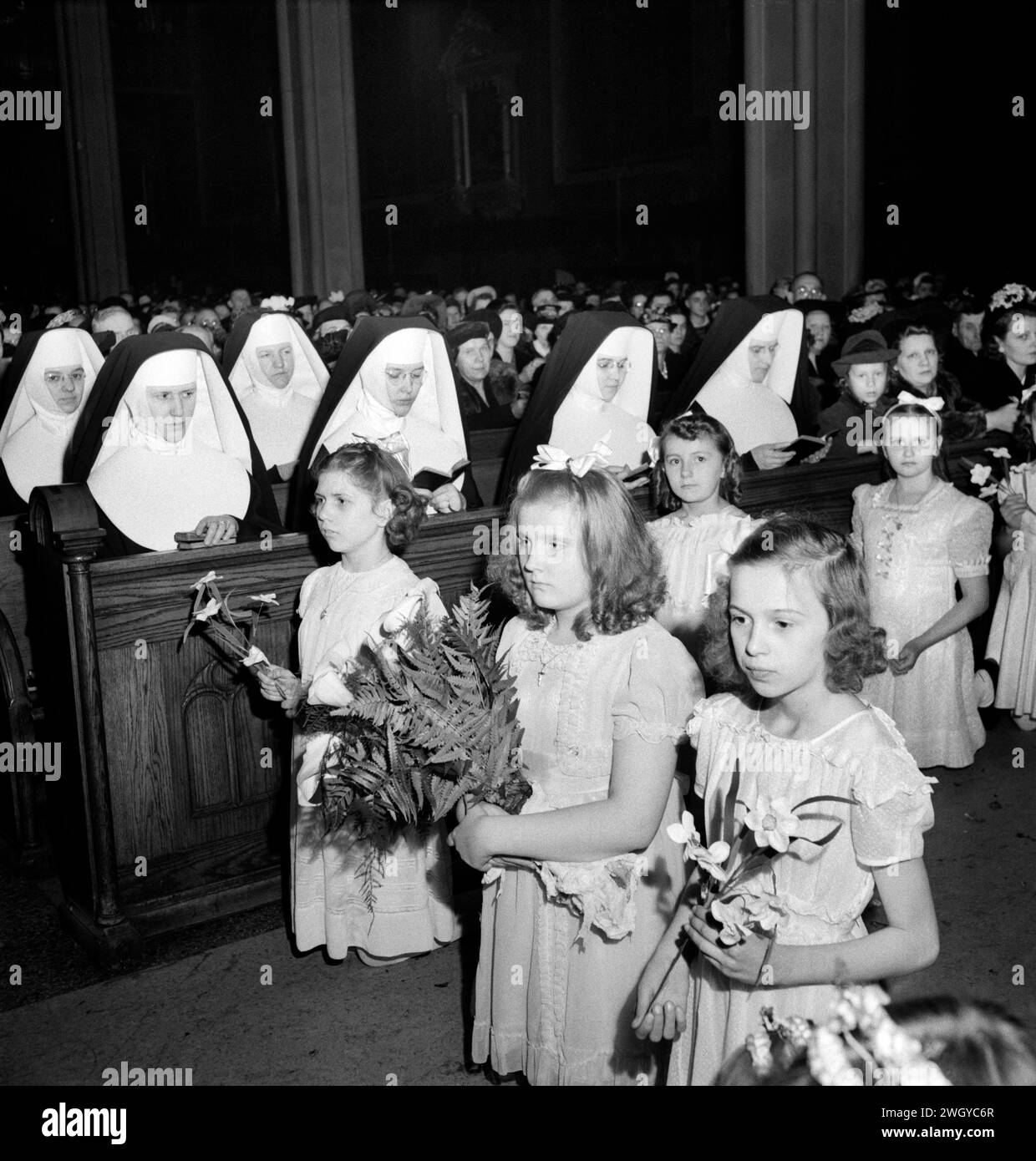 Procession and high mass at Corpus Christi church in Polish community, Buffalo, New York, USA, Marjory Collins, U.S. Office of War Information, April 1943 Stock Photo