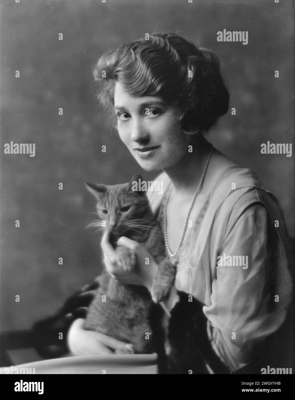Bainter, Fay, Miss, with Buzzer the cat, portrait photograph. Stock Photo