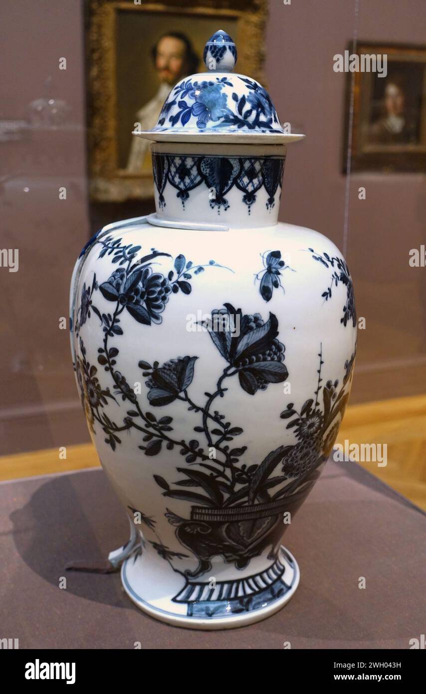 Balulster vase and cover, Germany, Meissen Porcelain Manufactory, c. 1725-1530 hard-paster porcelain Stock Photo
