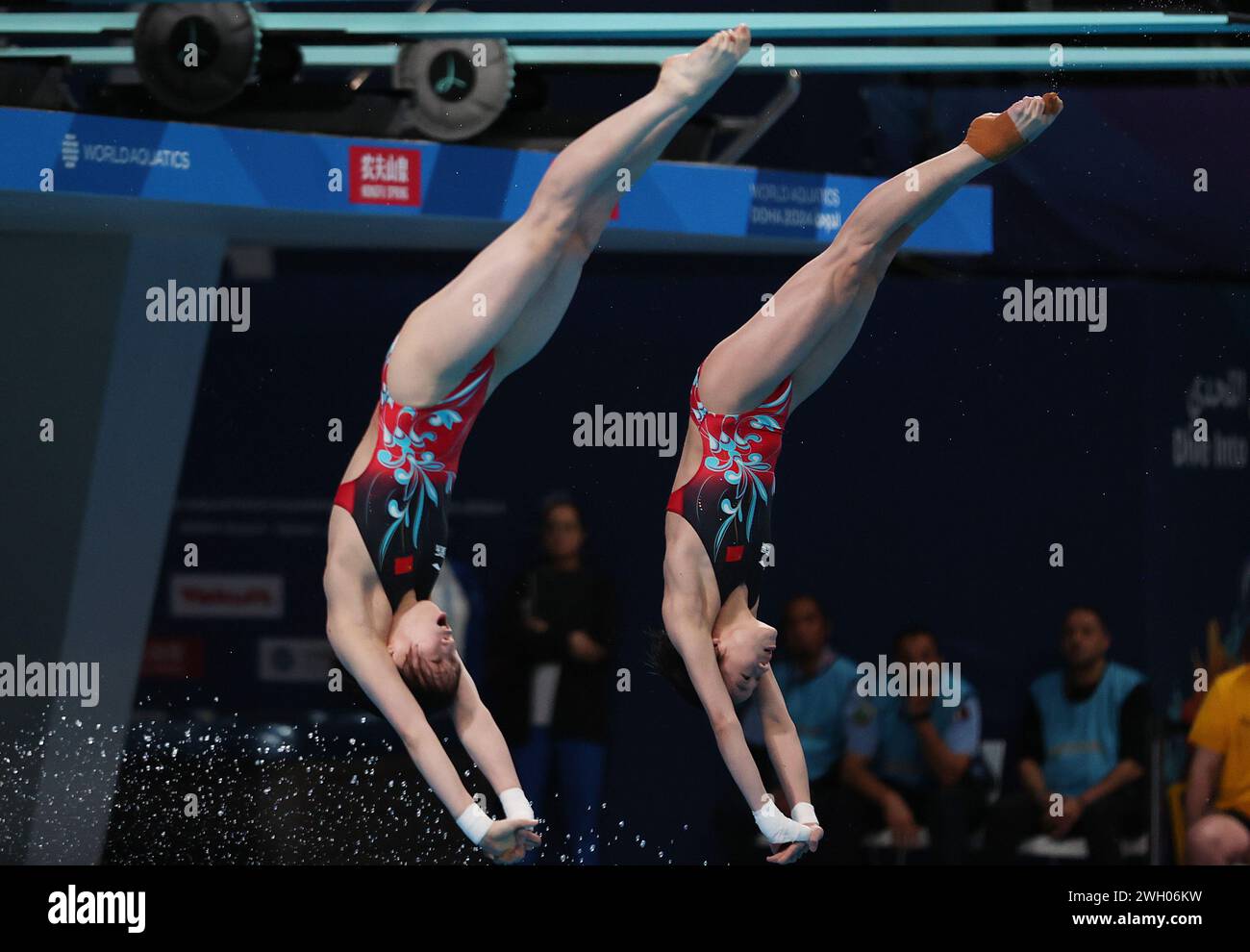 (240207) DOHA, Feb. 7, 2024 (Xinhua) Chen Yuxi (L)/ Quan Hongchan of China compete during