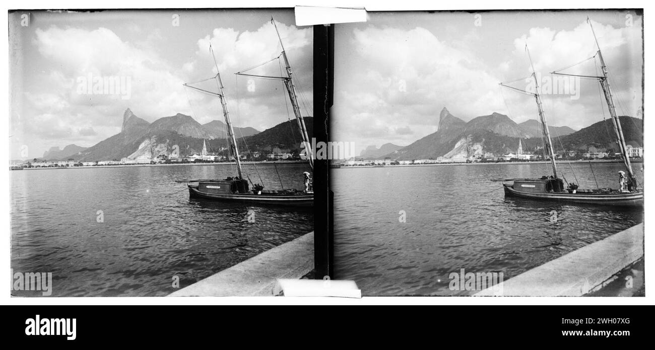 Barco na enseada de Botafogo; ao fundo, o Corcovado (007CX184-08). Stock Photo