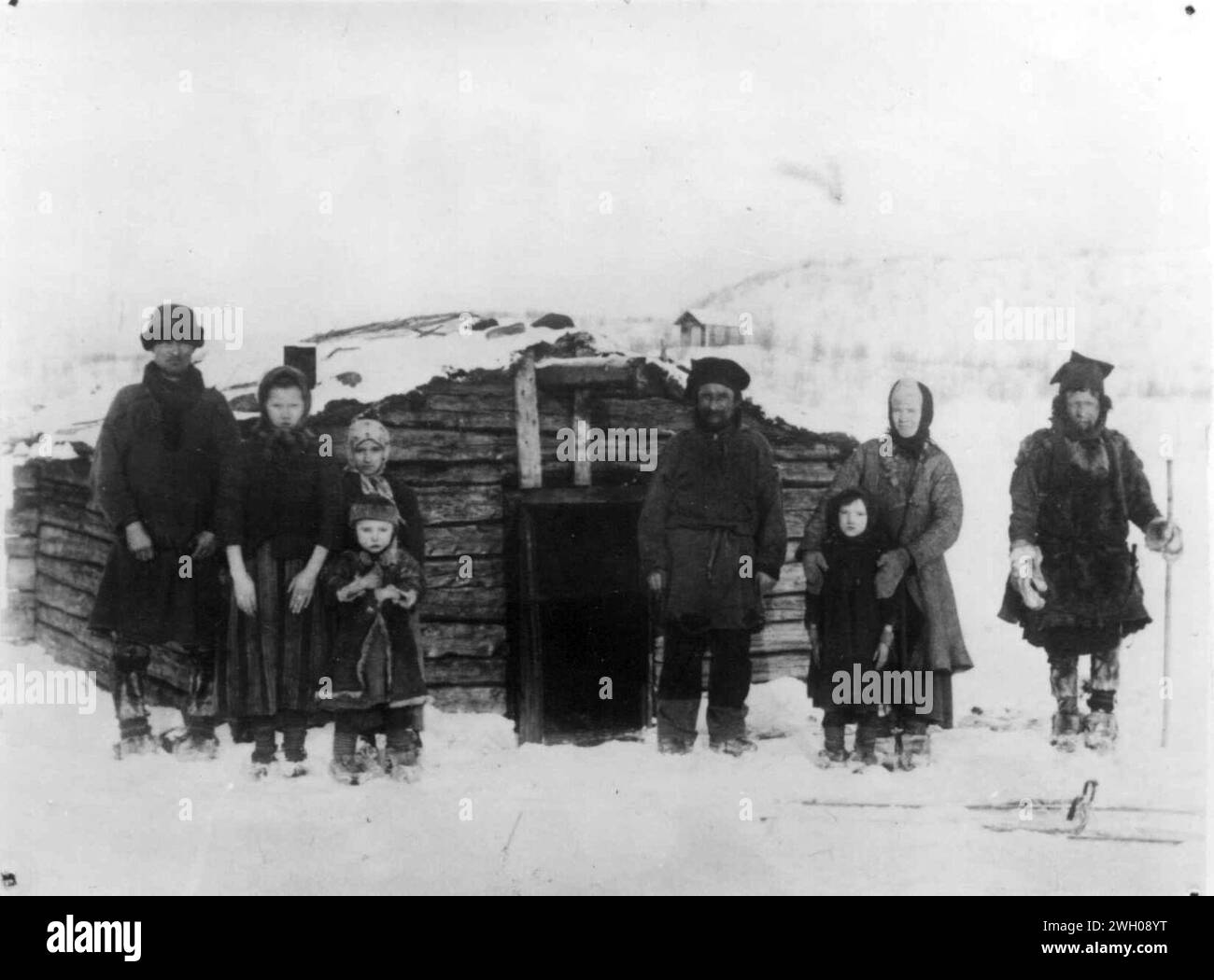 Barn og voksne skoltesamer foran hus, Neiden, Sør-Varanger, Finnmark, ca. 1904 Stock Photo