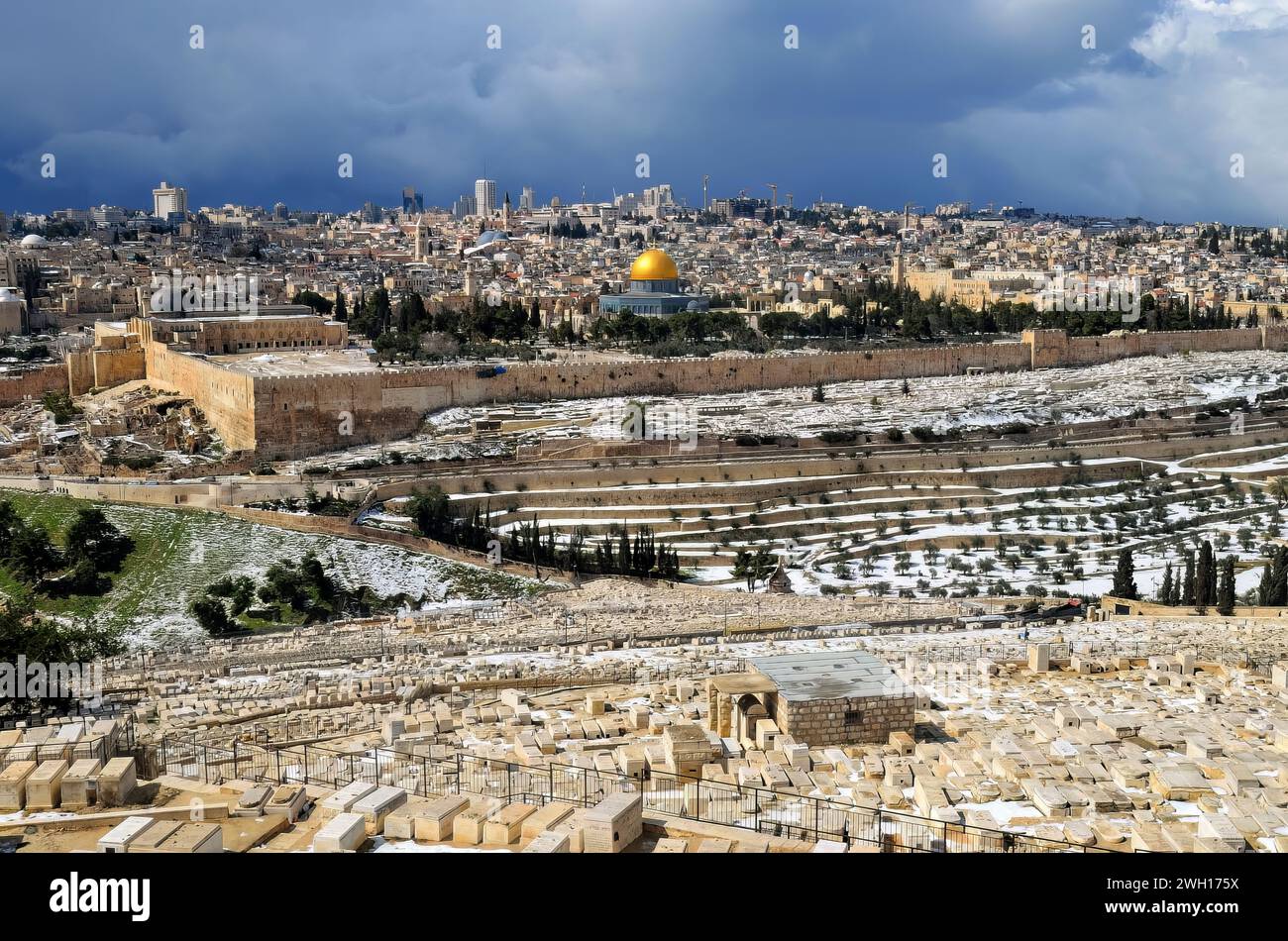 People walk in jerusalem snow hi-res stock photography and images - Alamy