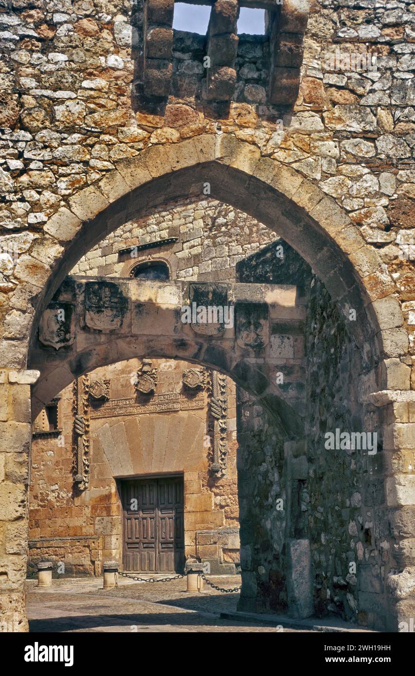 Arco de la Villa de Ayllon, Palacio de Los Contreras, medieval gateway, palace in town of Ayllon, province of Segovia, Castile-Leon, Spain Stock Photo