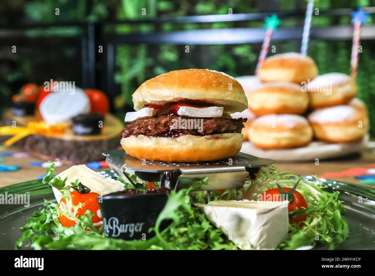 RECORD DATE NOT STATED 06.02.2024, Le Burger Flagshiprestaurant, LE BURGERs Neuer Krapfen-Burger, Faschingszeit ist Krapfenzeit im Bild: Le Krapfen-Burger mit Rindfleisch, LE BURGERs Neuer Krapfen-Burger *** 06 02 2024, Le Burger flagship restaurant, LE BURGERs new doughnut burger, Carnival time is doughnut time in the picture Le doughnut burger with beef, LE BURGERs new doughnut burger Stock Photo