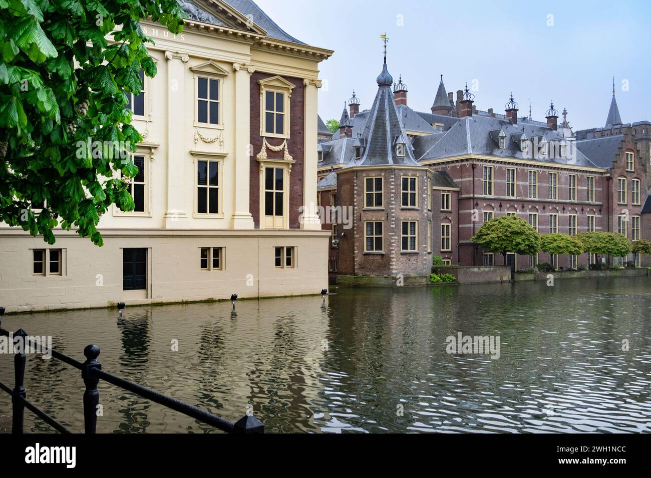 Museum Mauritshuis (left) and 'Het Torentje' (The Little Tower), the de facto office of the Prime Minister of the Netherlands Stock Photo