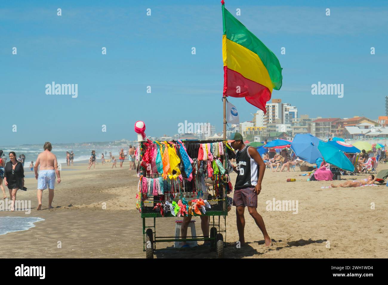 Ethiopian vendors on the Atlantic coast beach, Villa Gesell, Argentina, 02.01.2024 Stock Photo