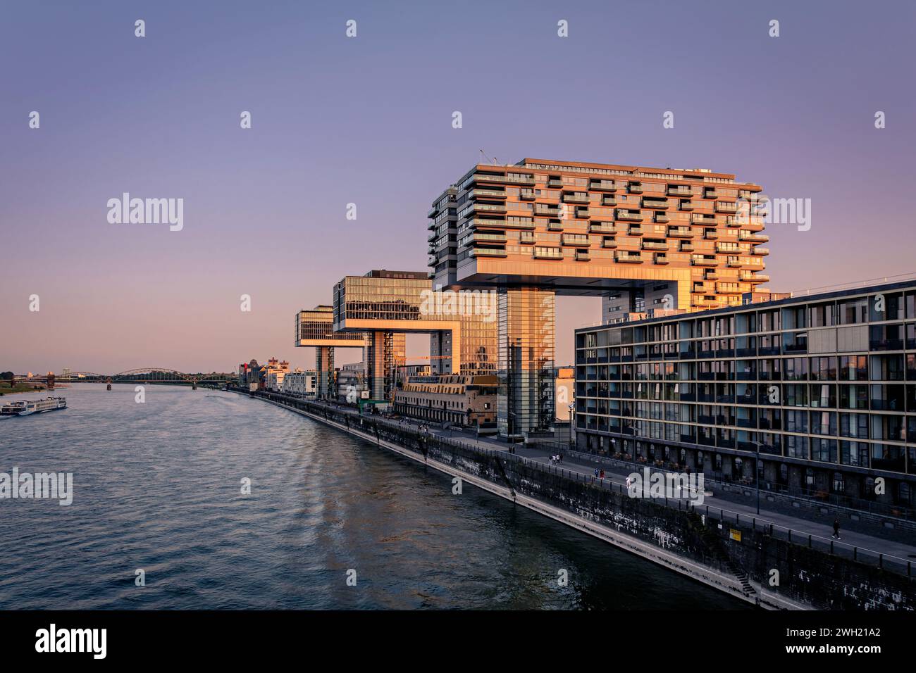 Rheinauhafen mit Kranhäusern, Köln zu Sonnenuntergang Stock Photo