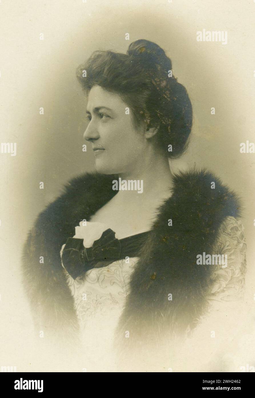 Portrait of a middle aged elegant woman, Italy 1902 Stock Photo