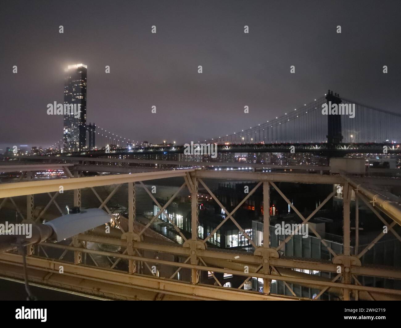 Brooklyn bridge rainy night hi-res stock photography and images - Alamy