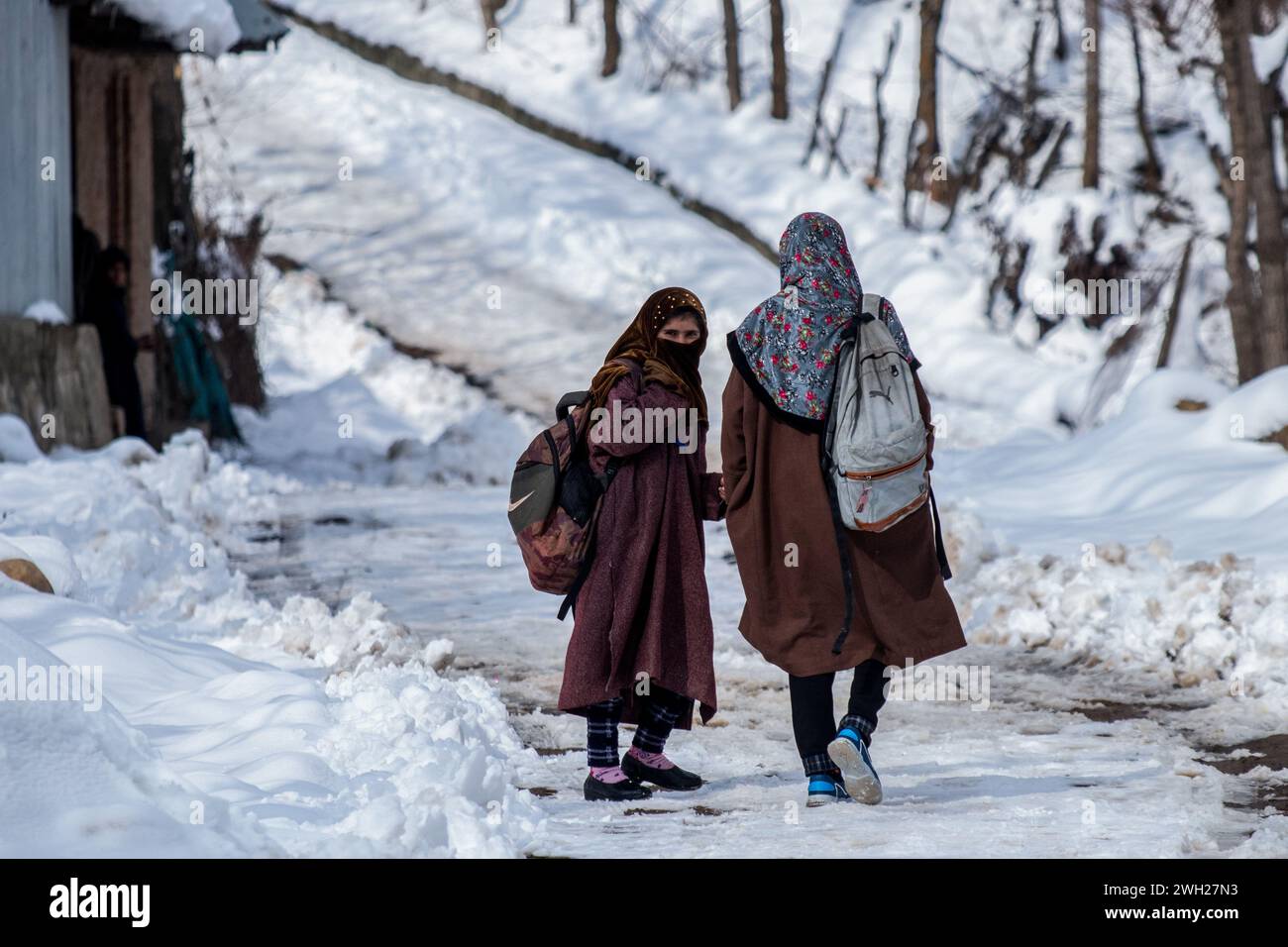 Kashmiri school girl hi-res stock photography and images - Alamy
